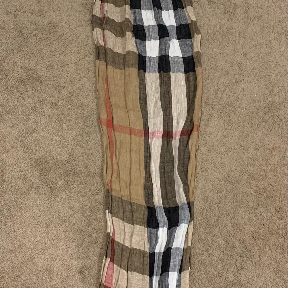 Authentic Burberry 180x50cm 100% linen scarf Brand New but no tags.